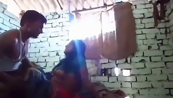 Hintli Olgun Kadın Arkadan Sikişin Tadını Çıkarıyor