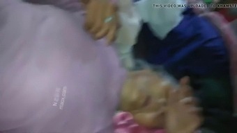 Asyalı Milf Videosunda Büyükannenin Anal Oyunu