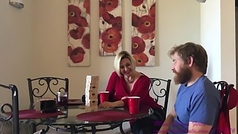 Moden Blond Milf Og Hendes Stedsøn Fejrer Jul Sammen