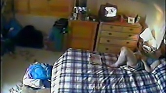 Olgun Anne, Gizli Kameraya Yakalanan Oğlunun Pornosunu Izlerken Kendini Tatmin Ediyor