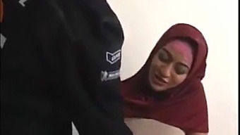 Olgun Arap Annenin Genç Bir Erkekle Vahşi Bir Şekilde Karşılaşması