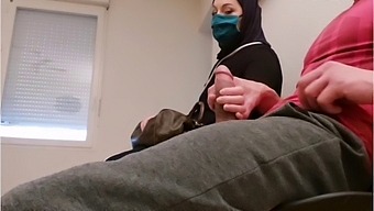 Gözetleyici Bir Doktor, Bekleme Odasında Müslüman Bir Kadını Gizlice Filme Alıyor Ve Bu Da Amatör Bir Halka Açık Seks Karşılaşmasına Yol Açıyor
