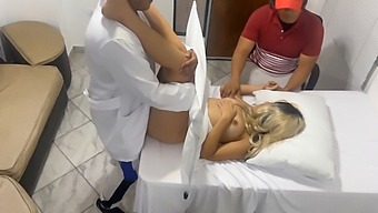 Eşim, Ben Varken Cinsel Aktiviteye Girdiğinden Şüphelendiğim Bir Jinekoloğu Ziyaret Ediyor Ve Bundan Zevk Alıyor Gibi Görünüyor. Bu Video Ntr Içeriği Içeriyor Ve Doktor, Karı Ve Sikiş Altında Kategorize Ediliyor