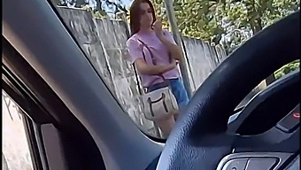 Otobüs Durağında Seksi Bir Kız Tarafından Tahrik Oldum Ve Işemek Zorunda Kaldım