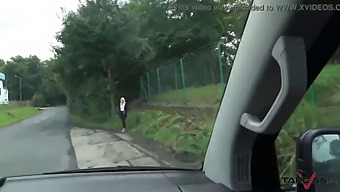 Sarışın Kız Arkadan Beceriliyor Ve Seks Sırasında Yüksek Sesle Inliyor.