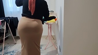 Üvey Annenin Dolgun Arka Ucu, Samimi Bir Temas Için Karşı Konulmaz Bir Arzudur