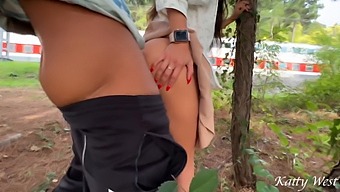 סקס ציבורי נתפס במצלמה: נערת תחת גדול וכוכבת פורנו ממשיכות להופיע
