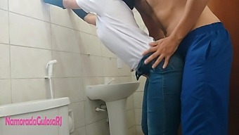 Amateur Couple'S Bathroom Rendezvous Captured In Hd