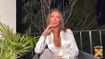 Olgun Bir Kadın Olan Vittoria, 38 Yaşında Ateşli Ve Baştan Çıkarıcı
