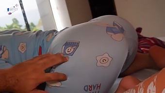 Üvey Babamın Kız Arkadaşıyla Aynı Yatakta Yatıyoruz