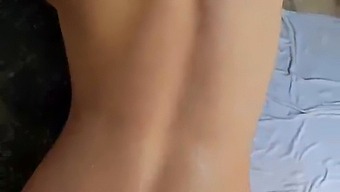Iki Genç, Banyoda Iki Yetenekli Adamdan Yüksek Sesle Inleyerek Anal Zevk Alıyor