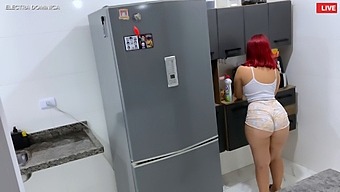 Hizmetçi Kızın Koca Götü Ve Şortu Beni Iyice Azdırmıştı, Karşı Koyamıyordum